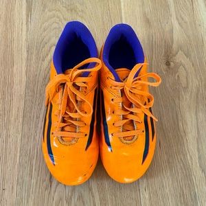 Kids adidas soccer shoes with cleats size 1US